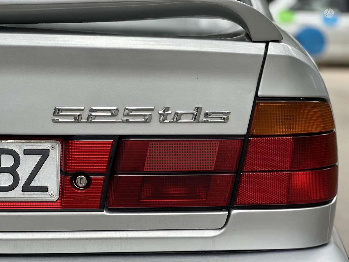 BMW 525, sedans