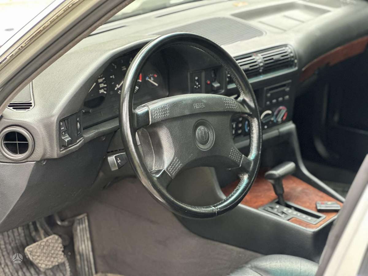 BMW 525, saloon / sedan