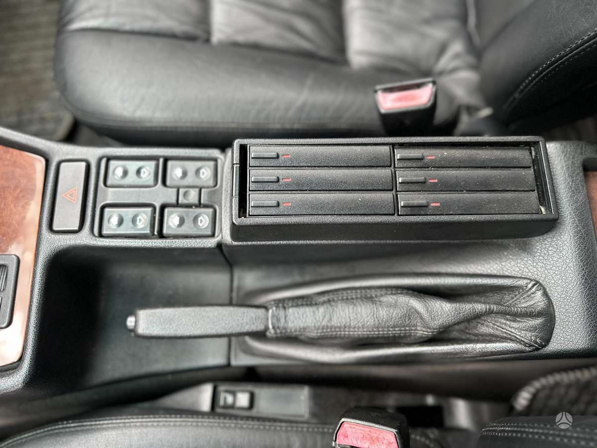 BMW 525, saloon / sedan