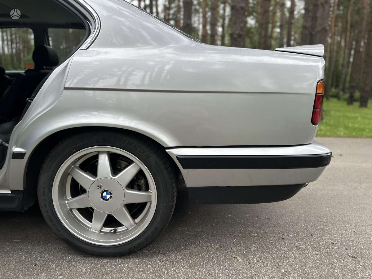BMW 525, saloon / sedan