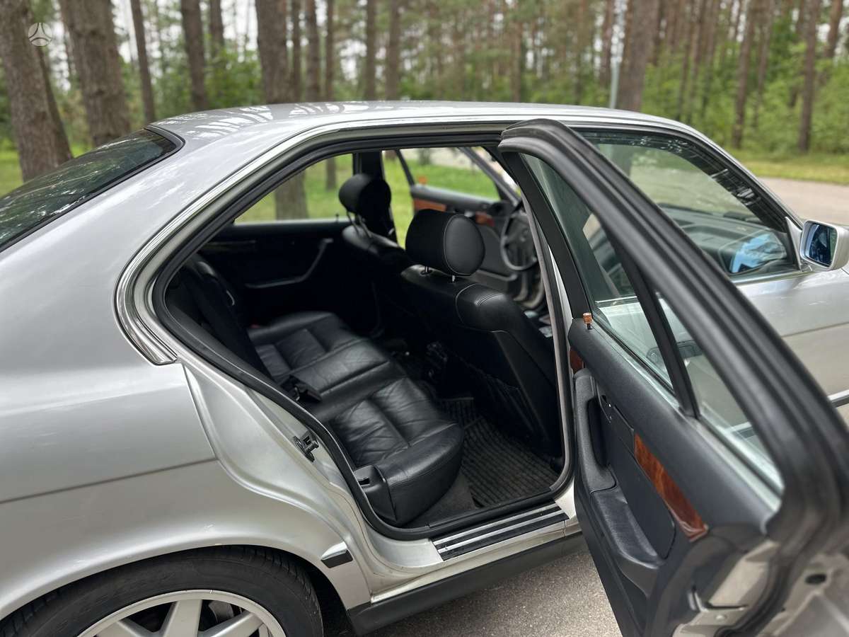 BMW 525, saloon / sedan