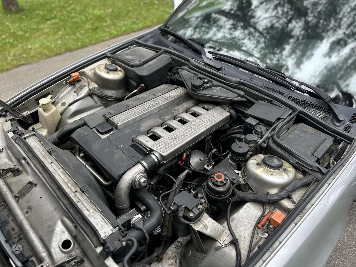 BMW 525, saloon / sedan