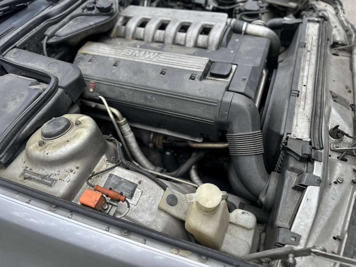 BMW 525, saloon / sedan