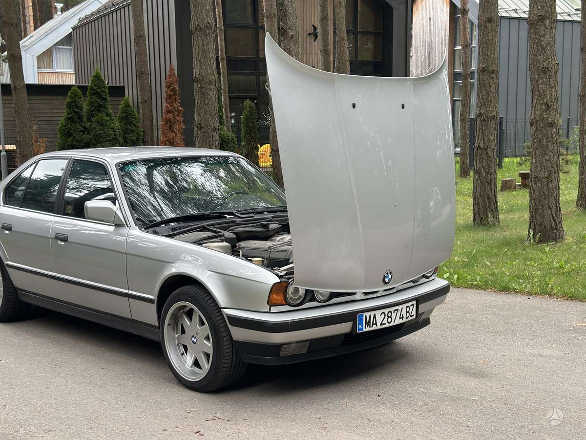 BMW 525, saloon / sedan