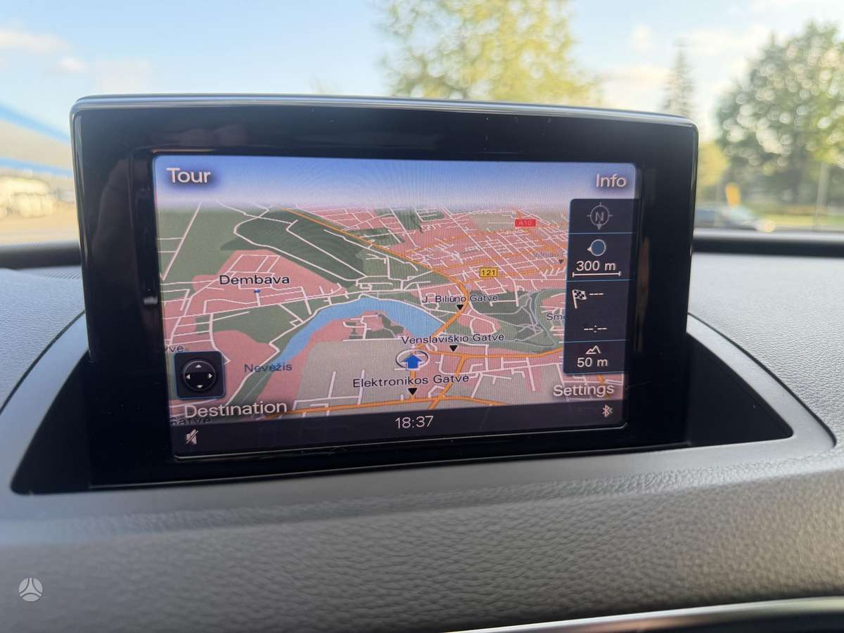 Audi Q3, 2.0 l., off-road / crossover