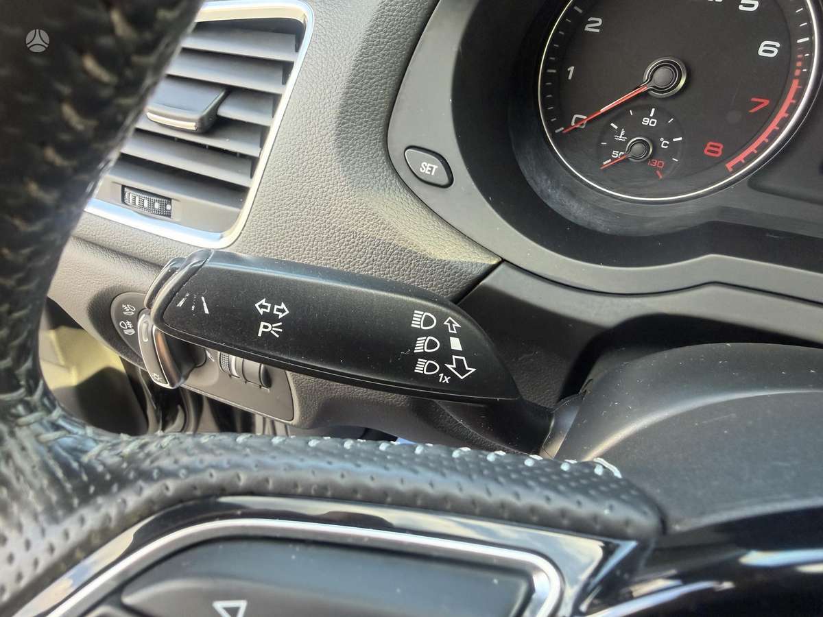 Audi Q3, 2.0 l., off-road / crossover