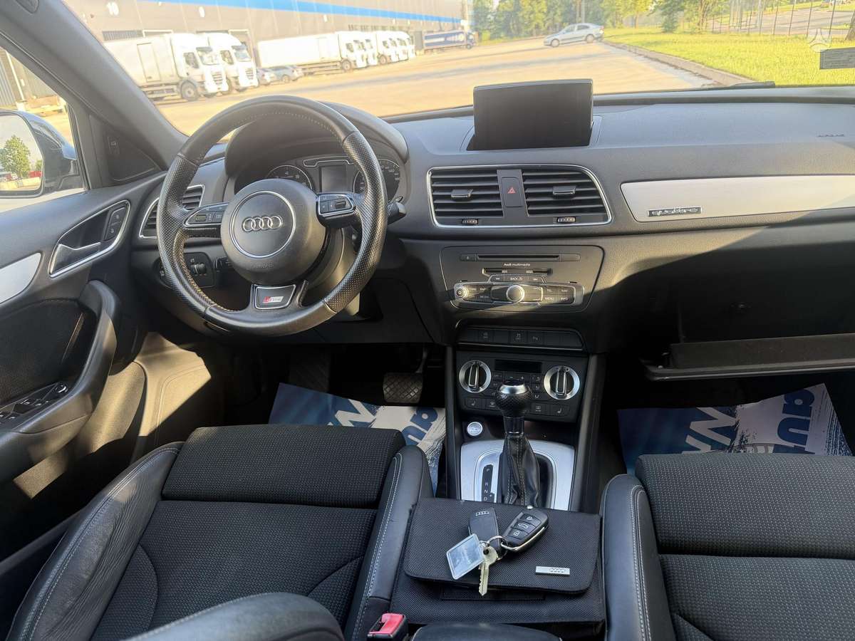 Audi Q3, 2.0 l., off-road / crossover