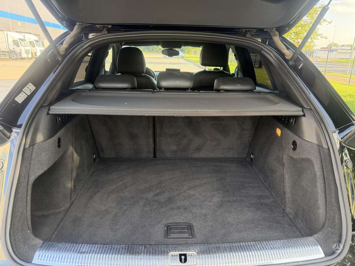 Audi Q3, 2.0 l., off-road / crossover