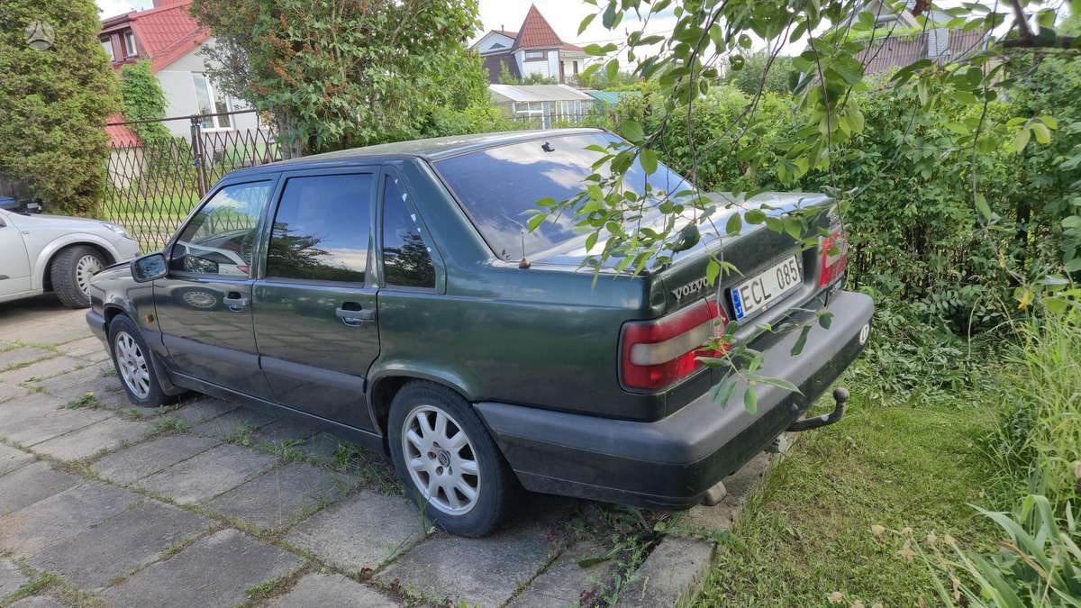 Volvo 850, Седан