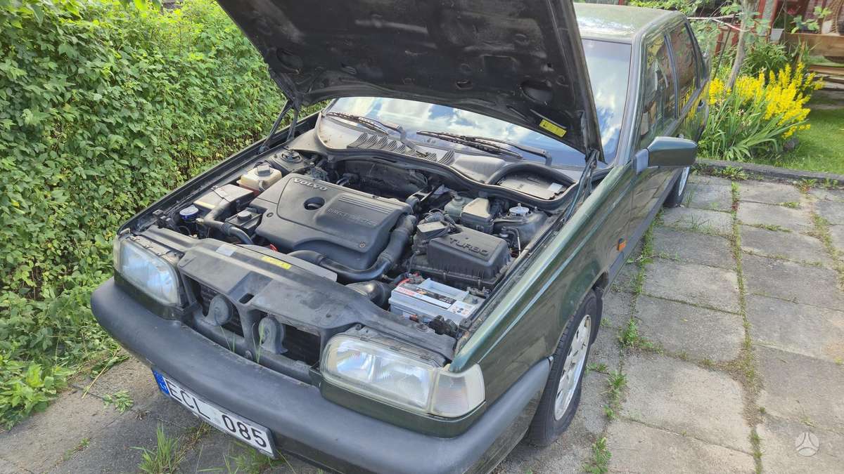 Volvo 850, Седан