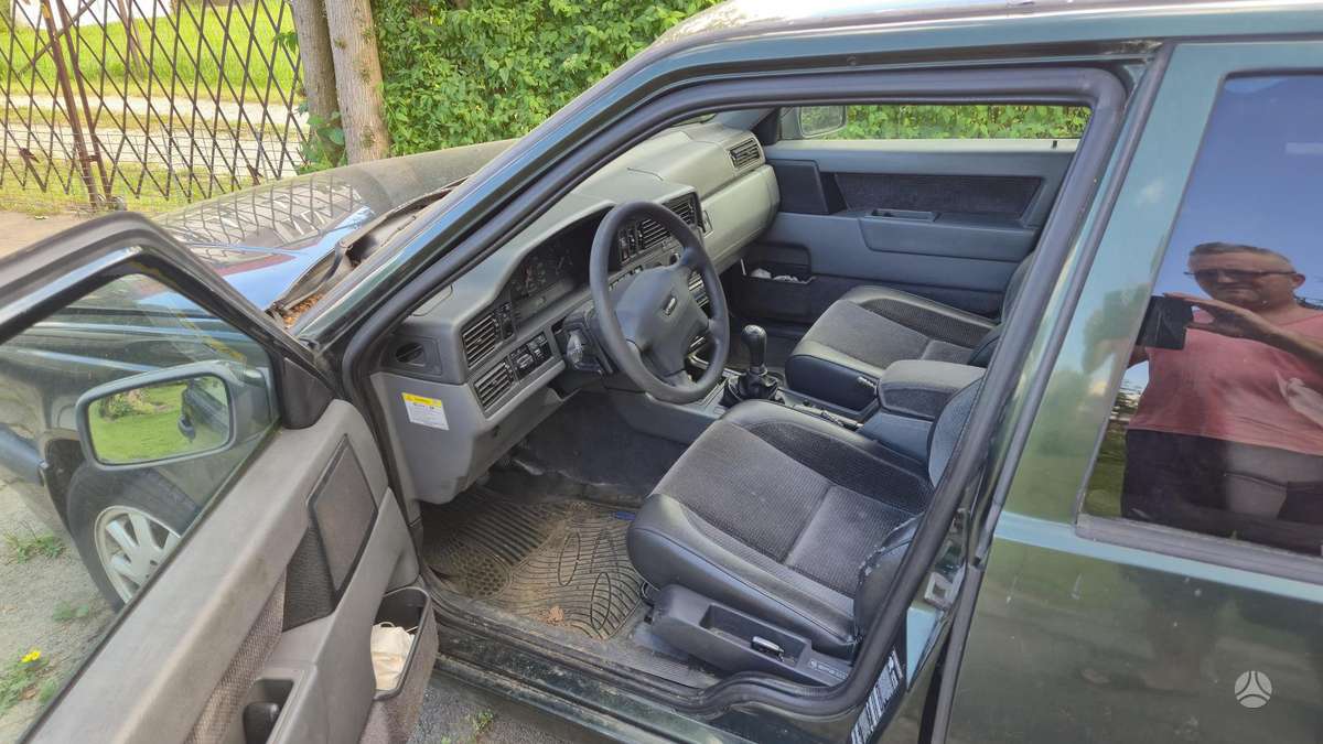 Volvo 850, Седан