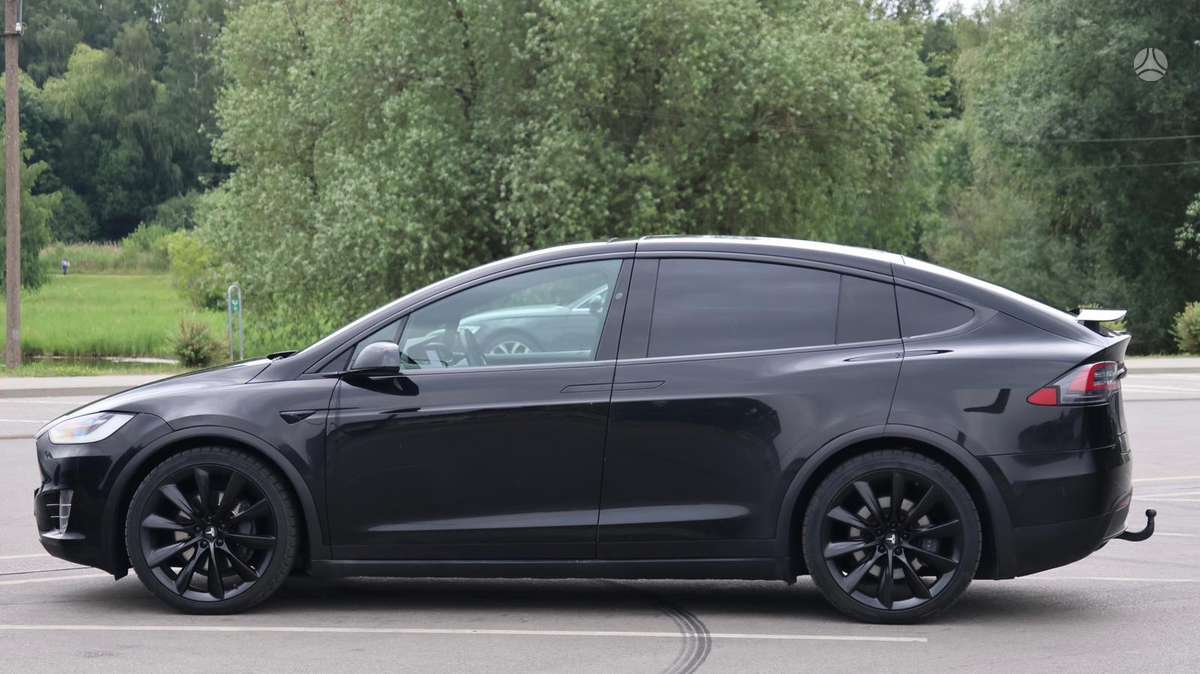 Tesla Model X - 7