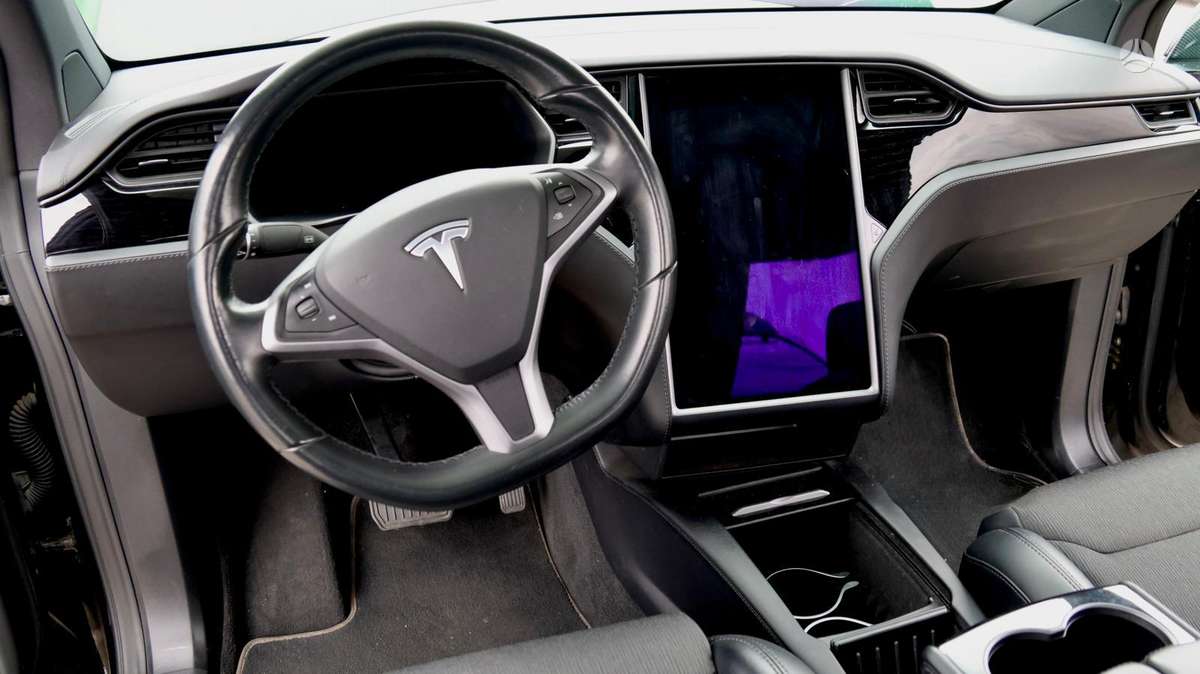 Tesla Model X - 8