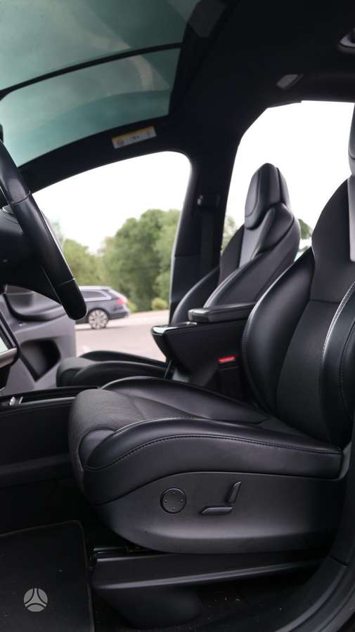 Tesla Model X - 9