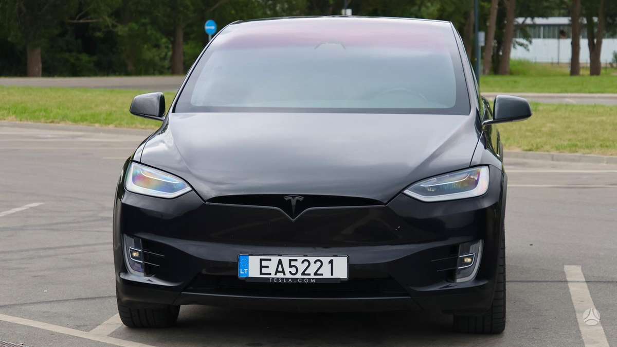 Tesla Model X - 10