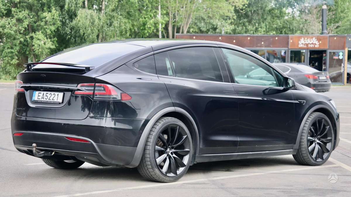 Tesla Model X - 5