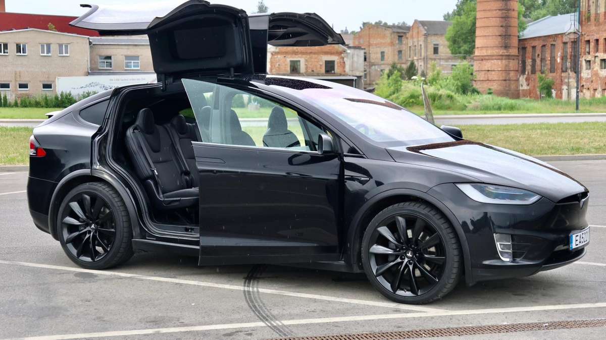 Tesla Model X - 4