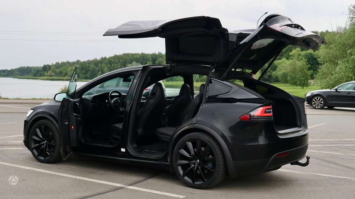 Tesla Model X - 3