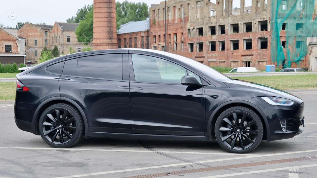Tesla Model X - 11