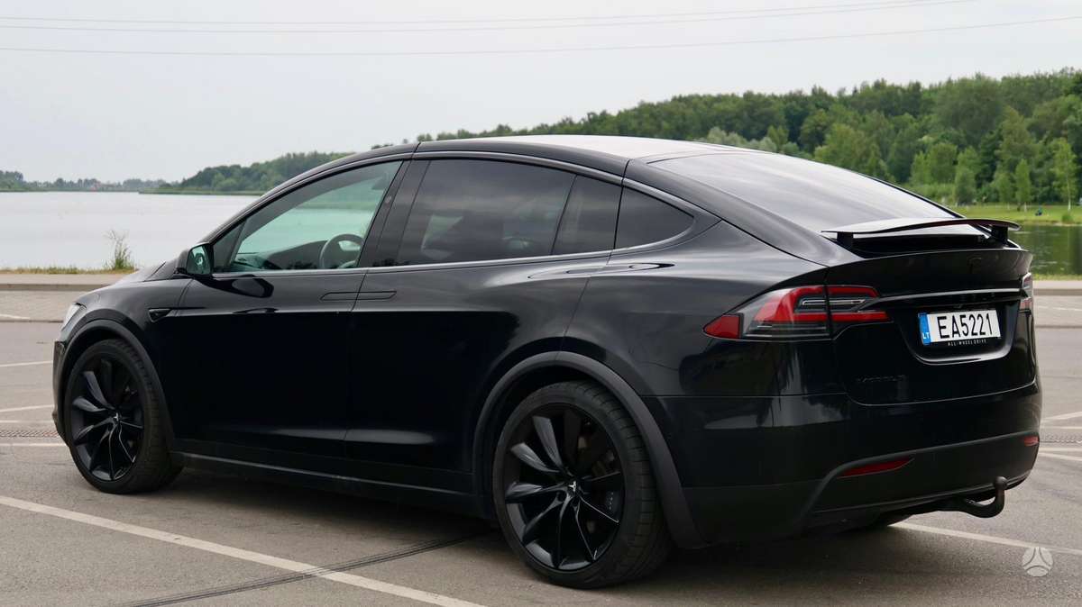 Tesla Model X - 12