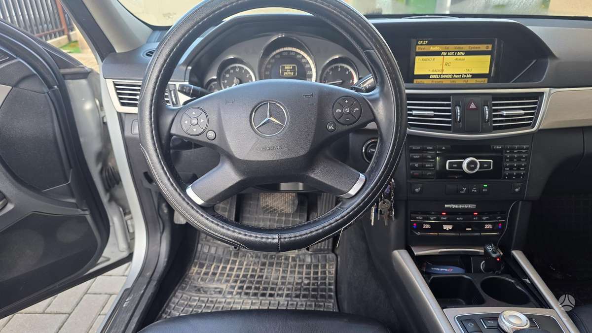 Mercedes-Benz E200, 2.1 l., Седан