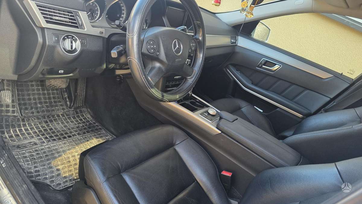 Mercedes-Benz E200, 2.1 l., Седан