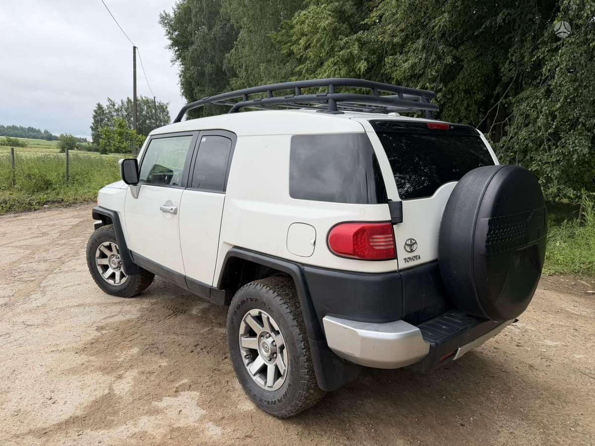 Toyota FJ Cruiser - 2