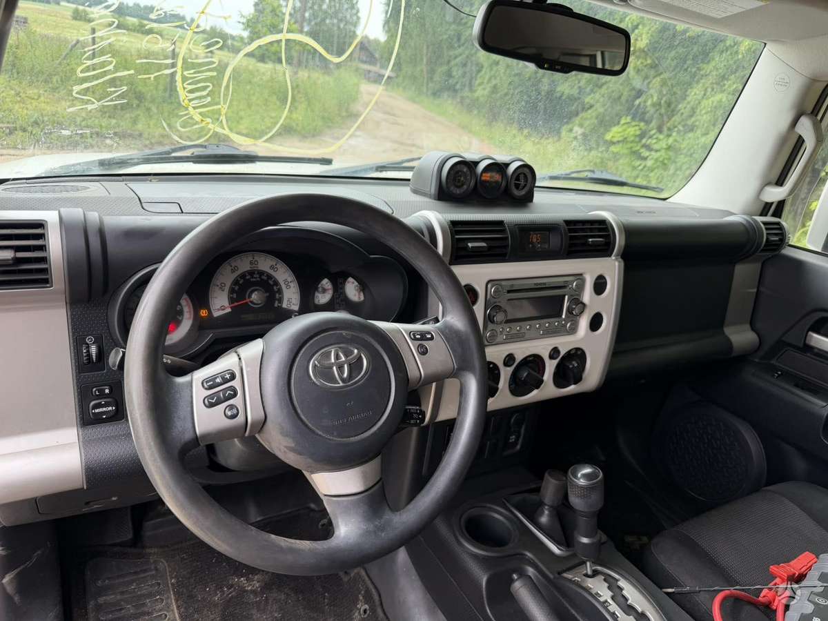 Toyota FJ Cruiser - 5