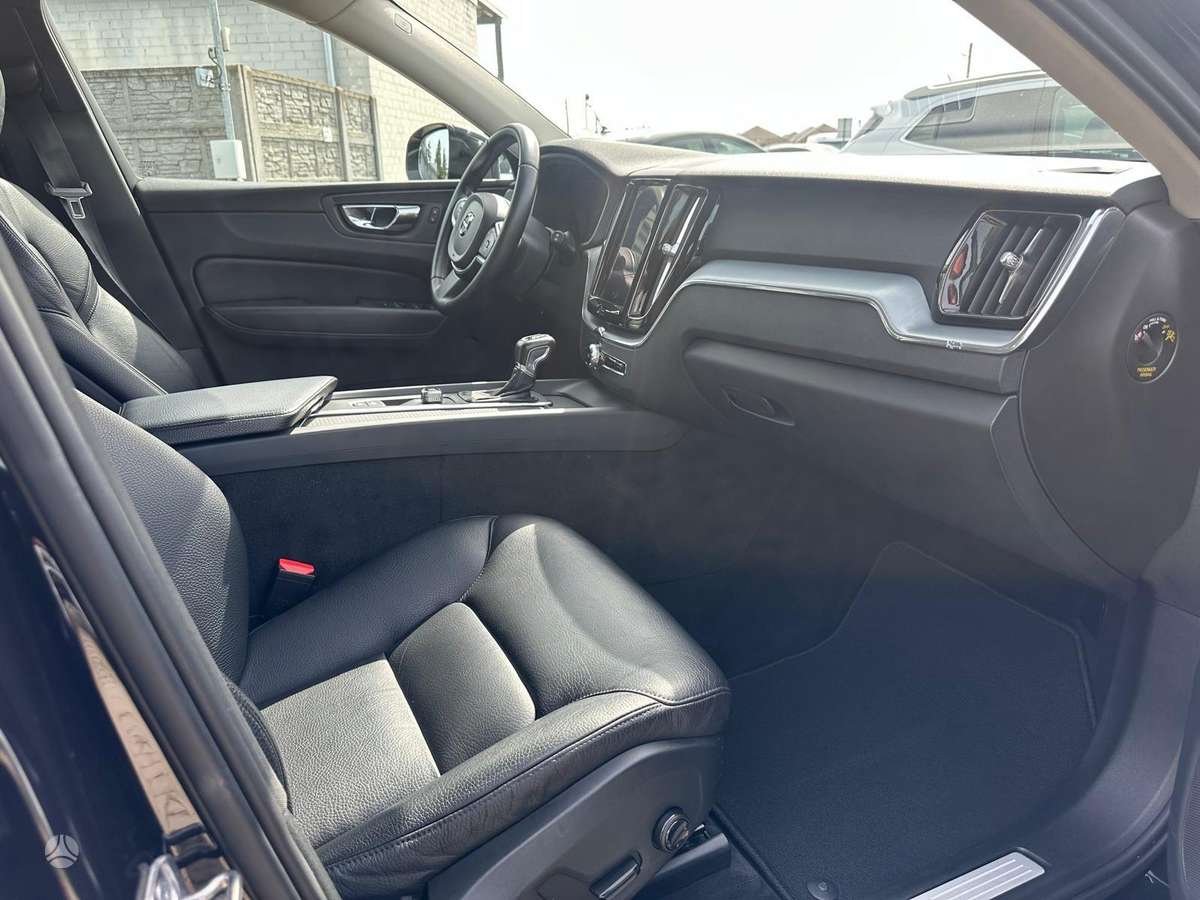 Volvo XC60, 2.0 l., off-road / crossover