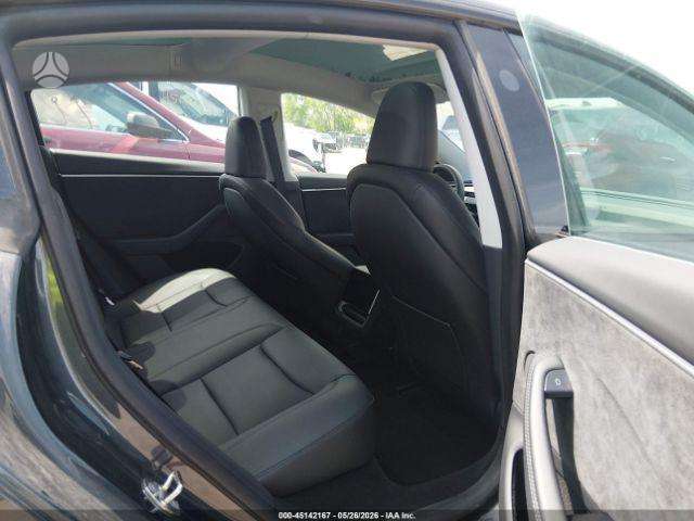 Tesla Model 3, Седан