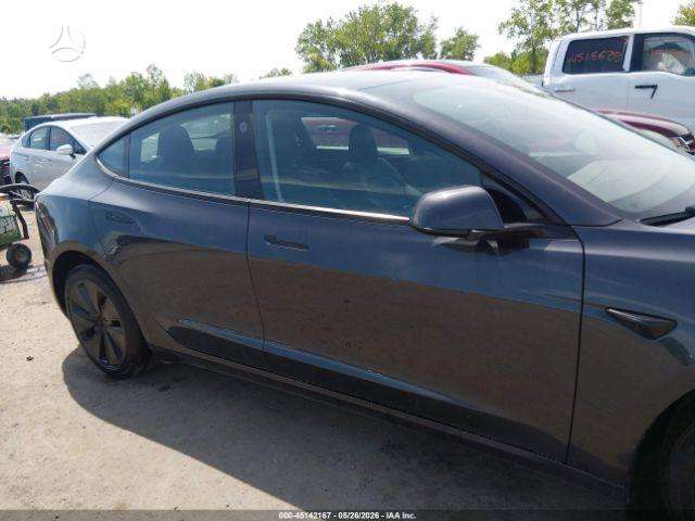 Tesla Model 3, sedanas