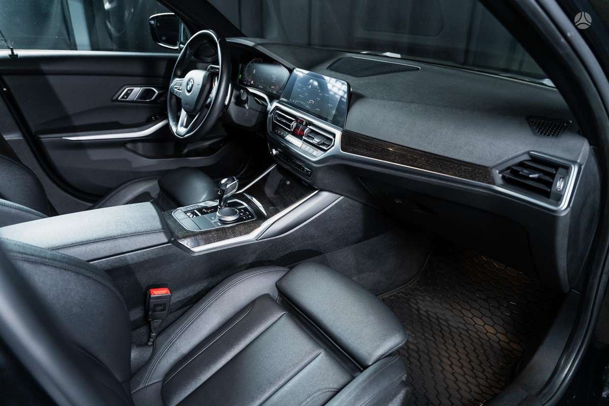 BMW 330, 2.0 l., Седан