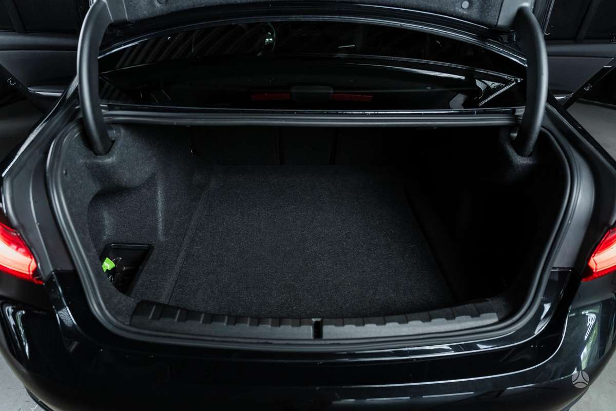 BMW 330, 2.0 l., Седан