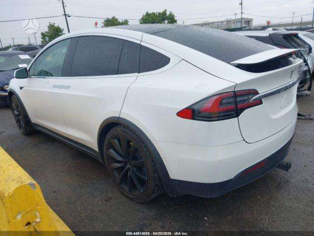 Tesla Model X, Седан