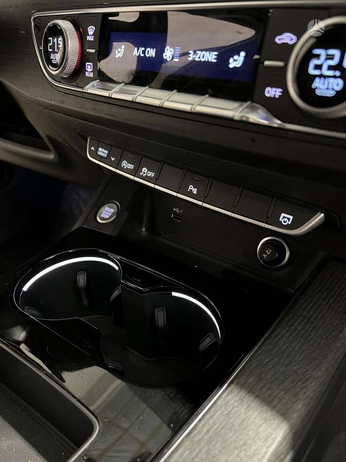 Audi A4, 2.0 l., Седан