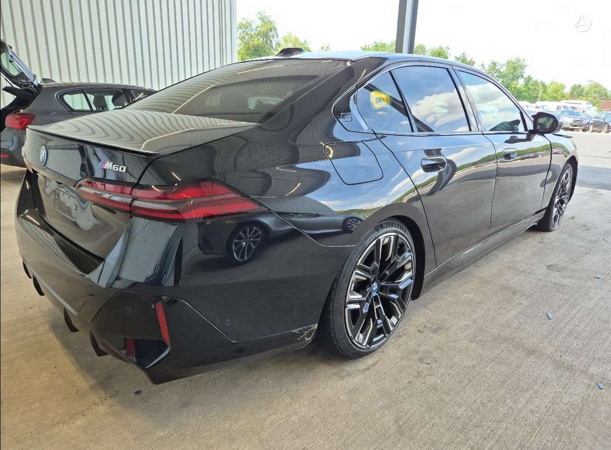 BMW i5, Седан