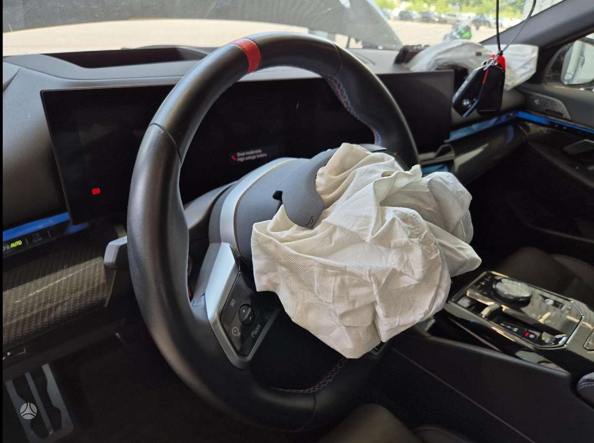 BMW i5, Седан