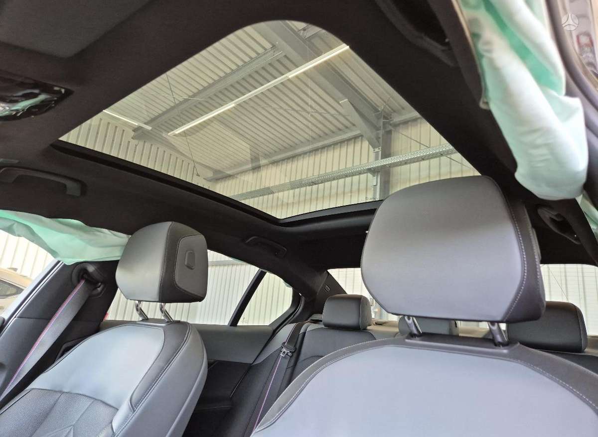 BMW i5, Седан