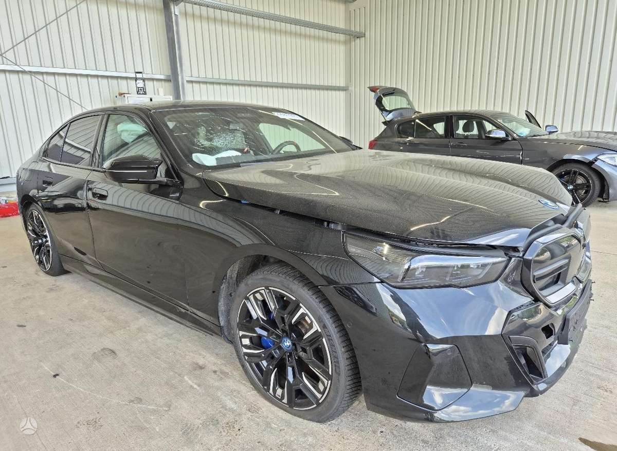 BMW i5, sedanas