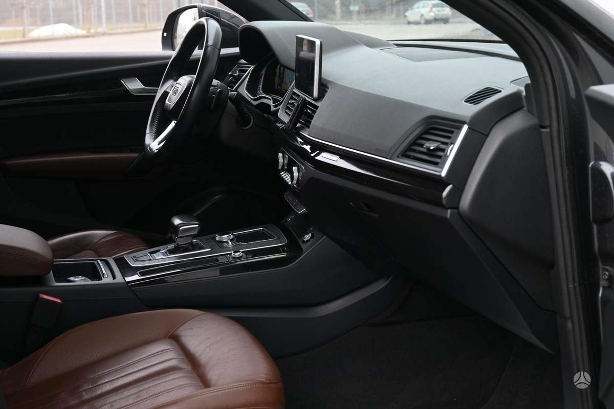Audi Q5, 2.0 l., off-road / crossover