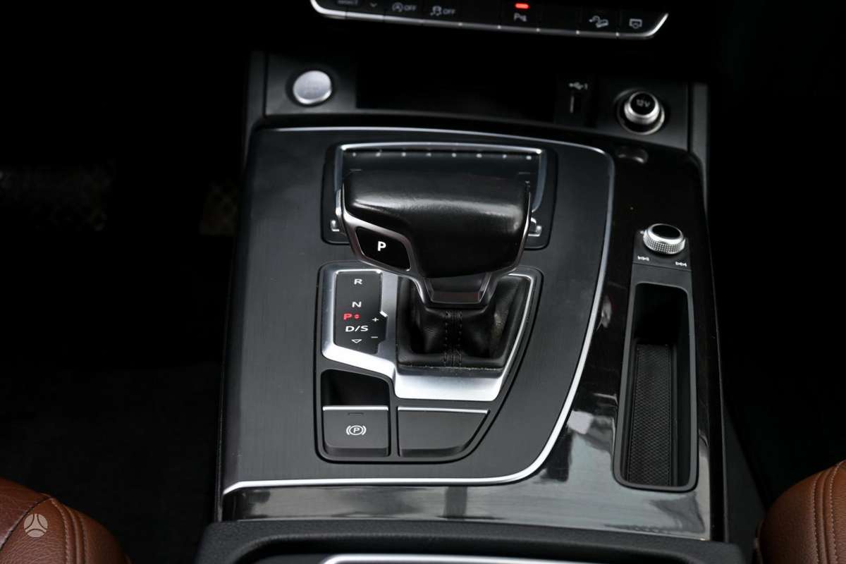 Audi Q5, 2.0 l., off-road / crossover