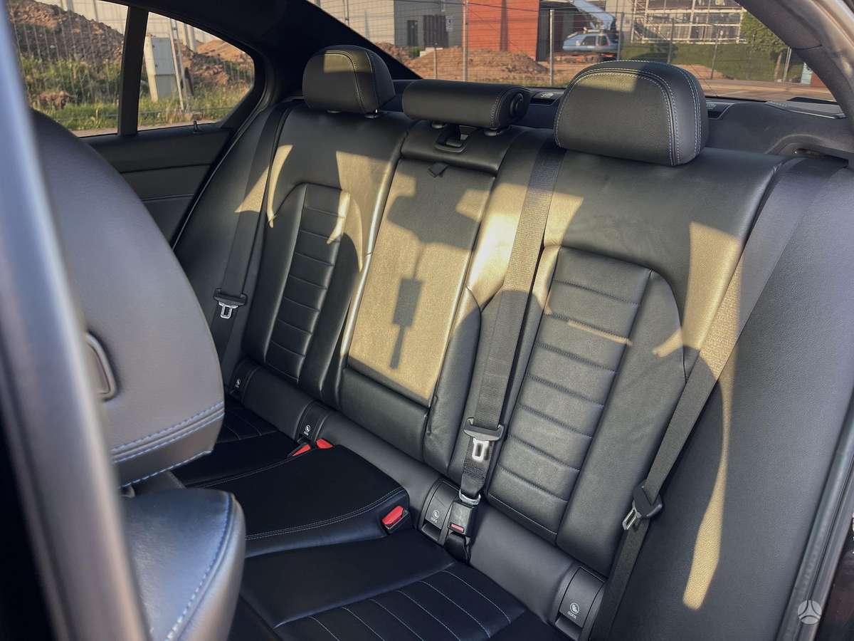 BMW 330, 2.0 l., Седан