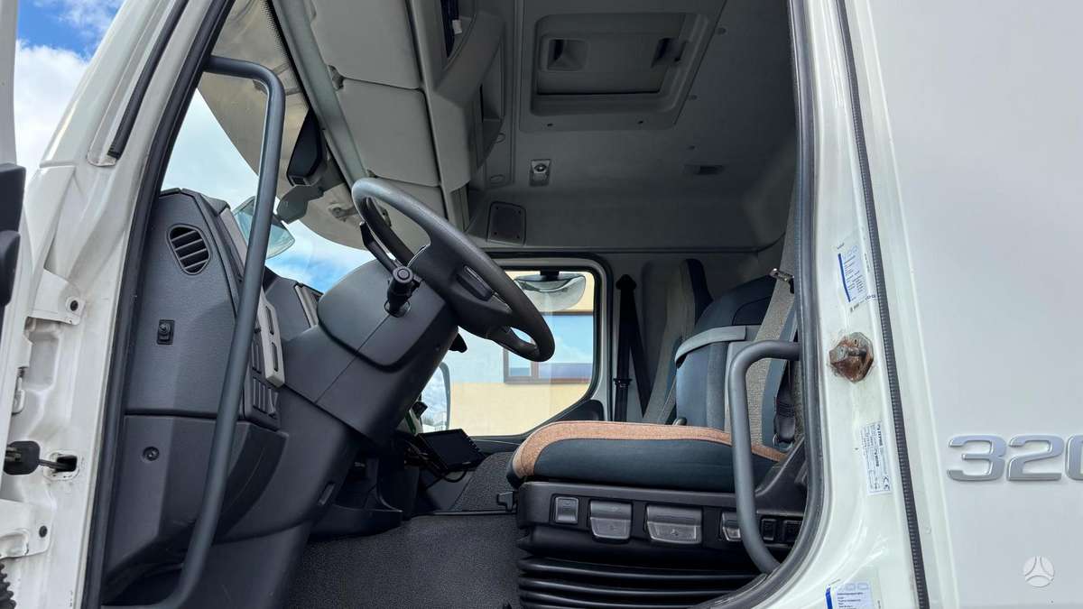 Volvo FE 320, box trucks / box vans