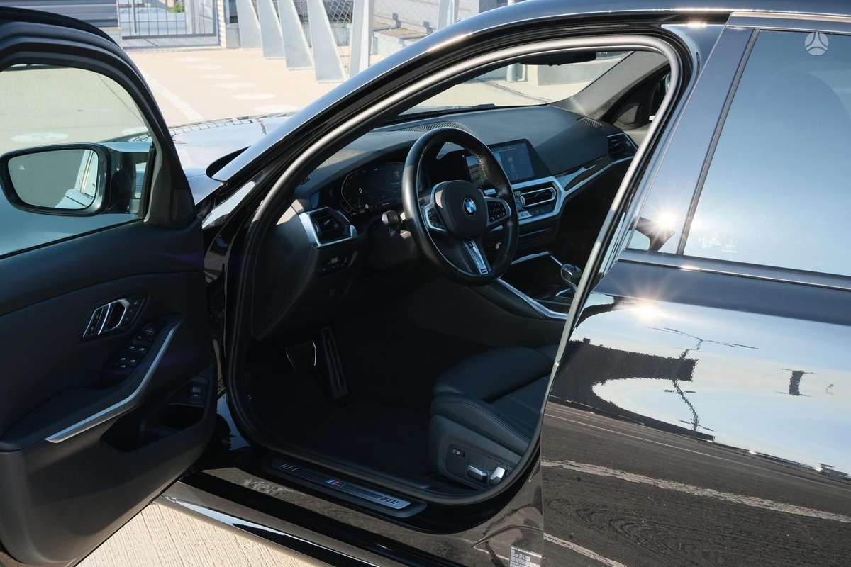 BMW 330, 2.0 l., Седан