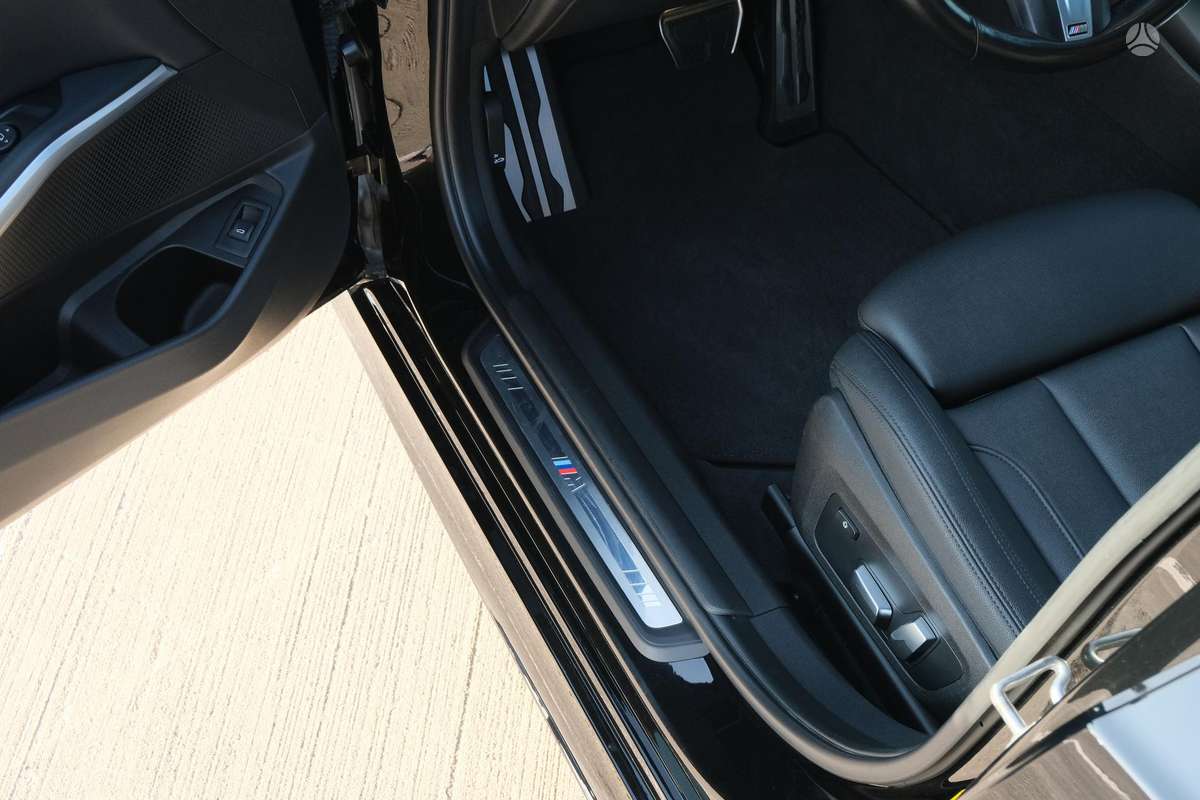 BMW 330, 2.0 l., Седан