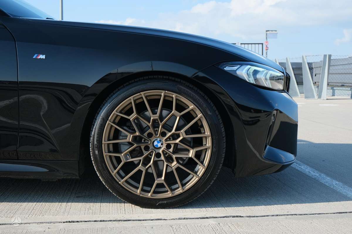 BMW 330, 2.0 l., Седан