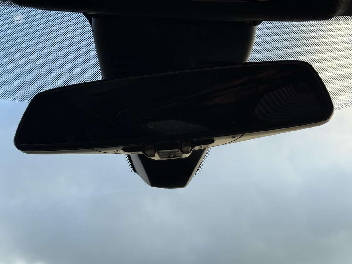 BMW 330, 2.0 l., Седан