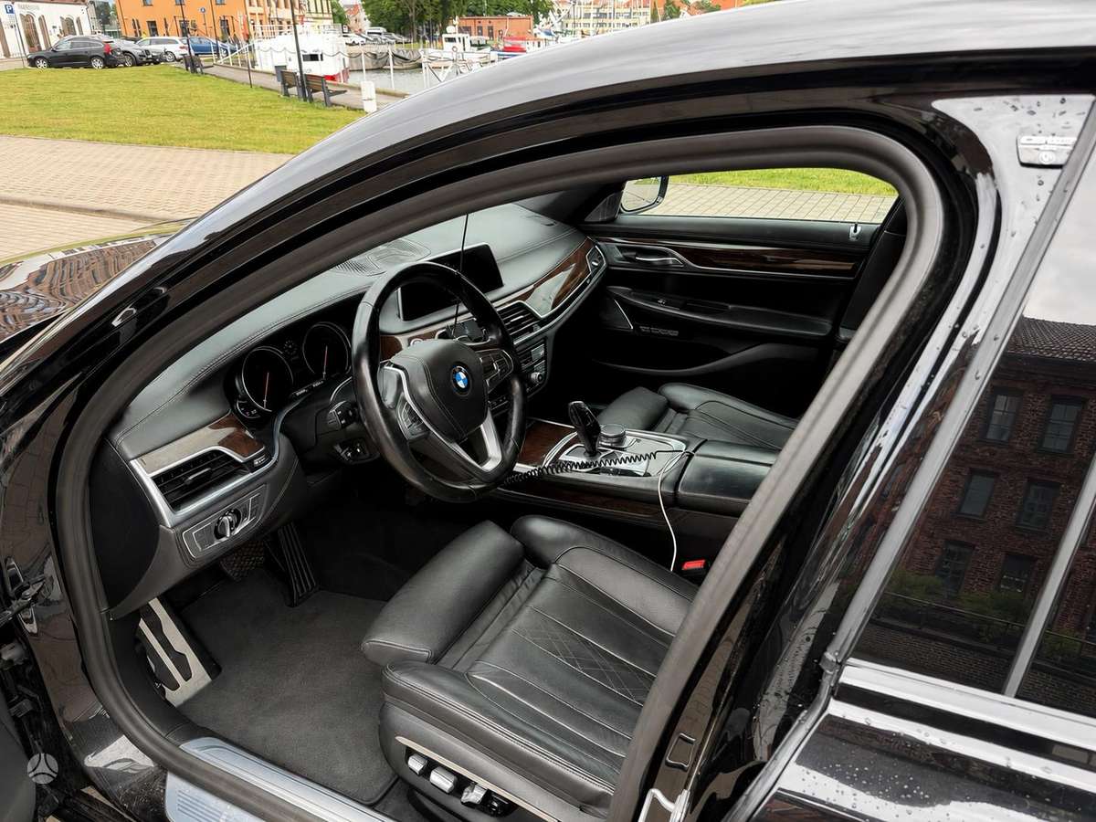 BMW 750, Лимузин