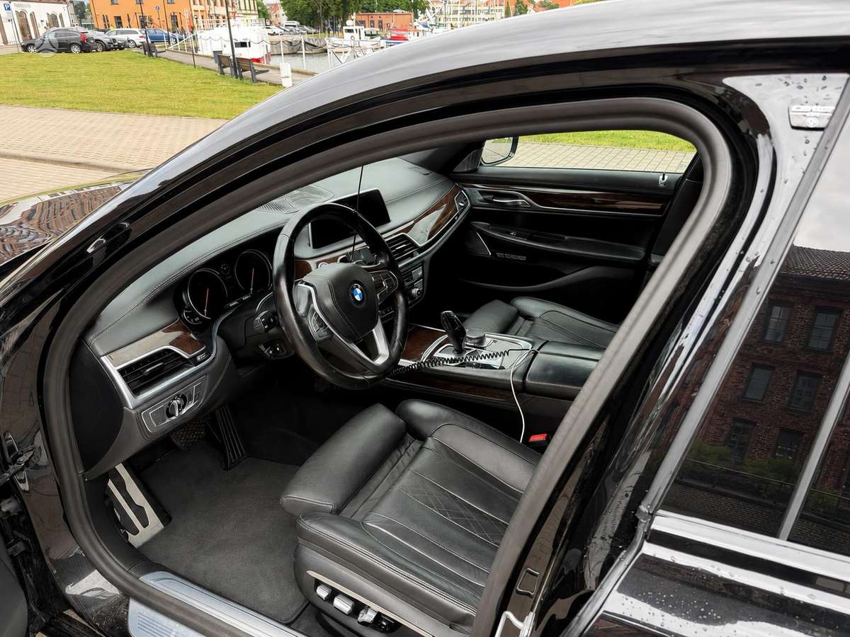 BMW 750, limuzinas