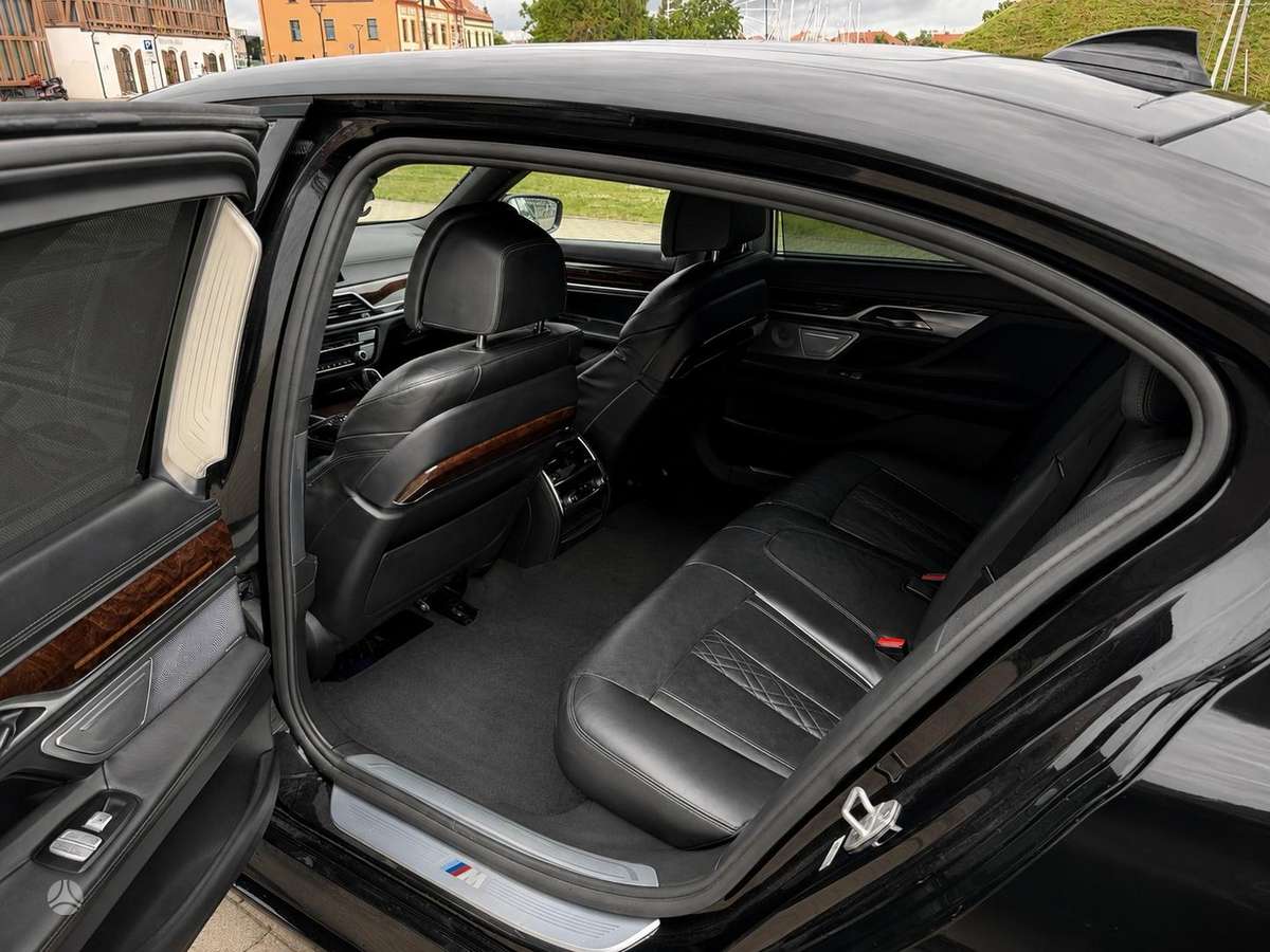 BMW 750, Лимузин